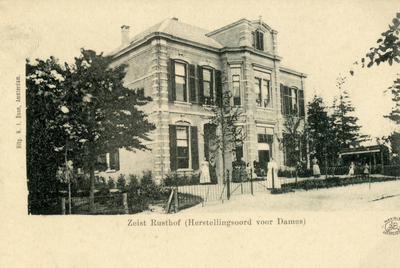 15871 Gezicht op de linker- en voorgevel van het herenhuis Rusthof met omringende tuin (Stationslaan) te Zeist, in ...